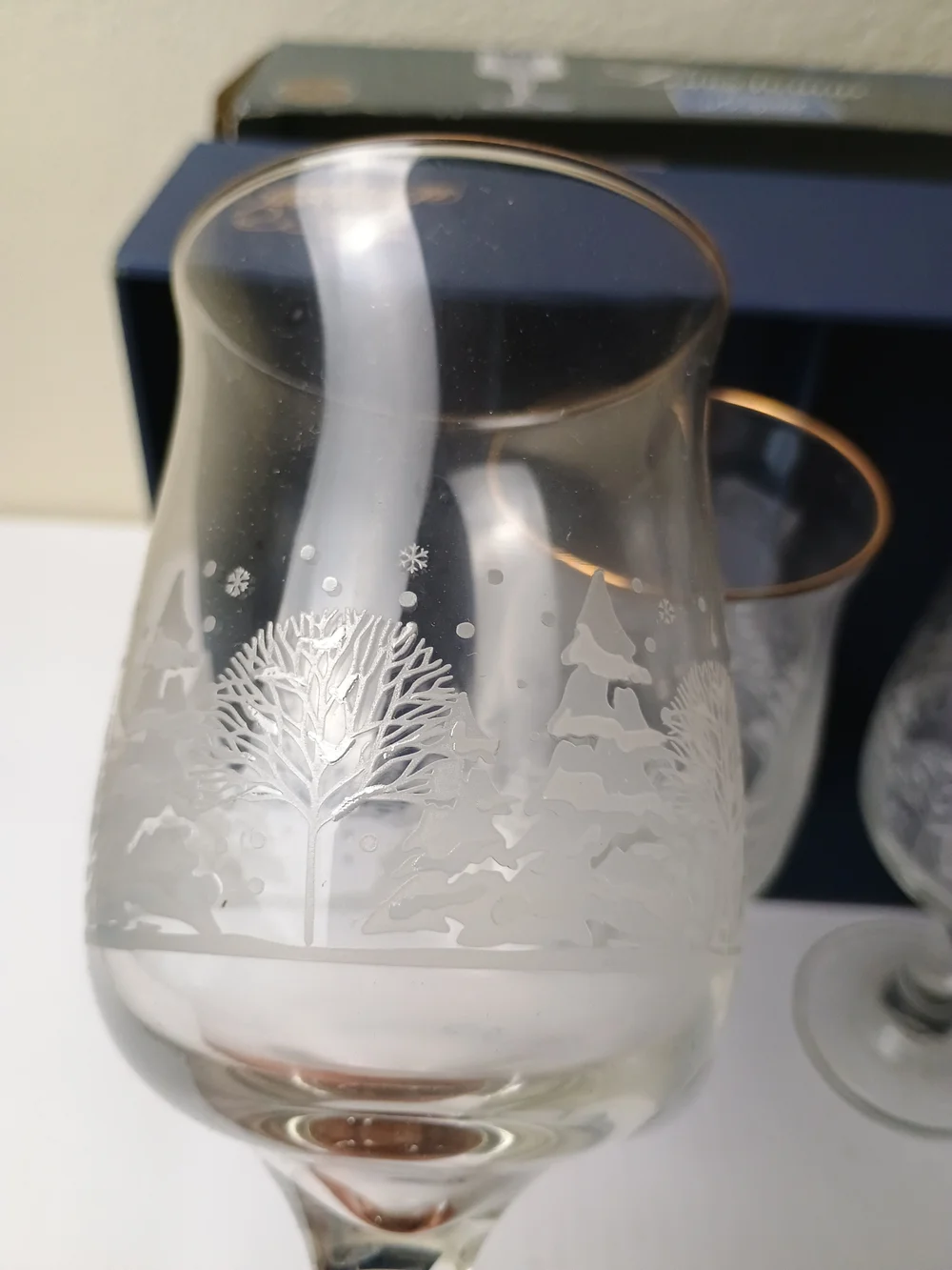 VTG Winter Scene Frosty Pines Etched Clear Wine Glasses with Gold Rim - Set of 4